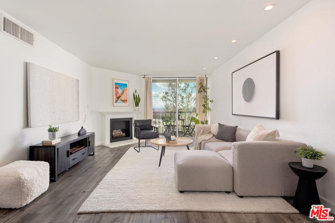 8530 Holloway Dr Unit: 422