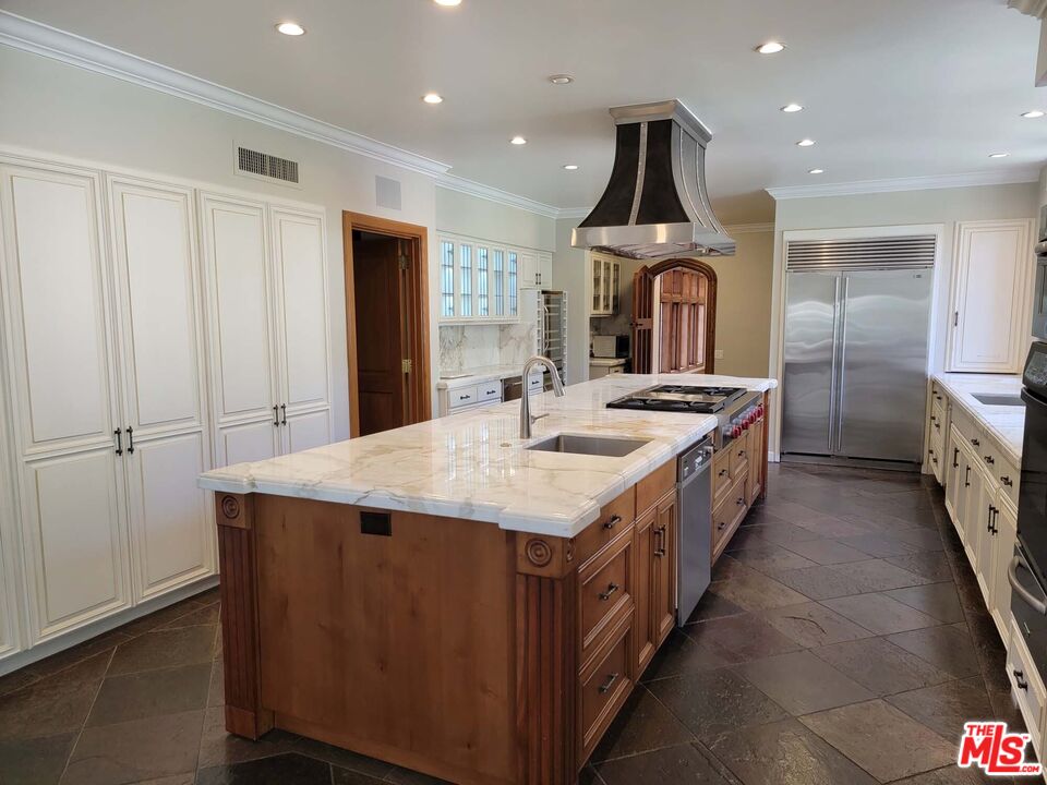 560 N Beverly Glen Blvd