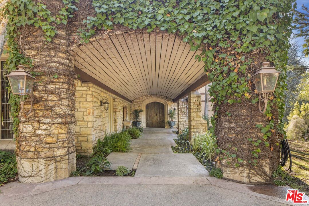 560 N Beverly Glen Blvd