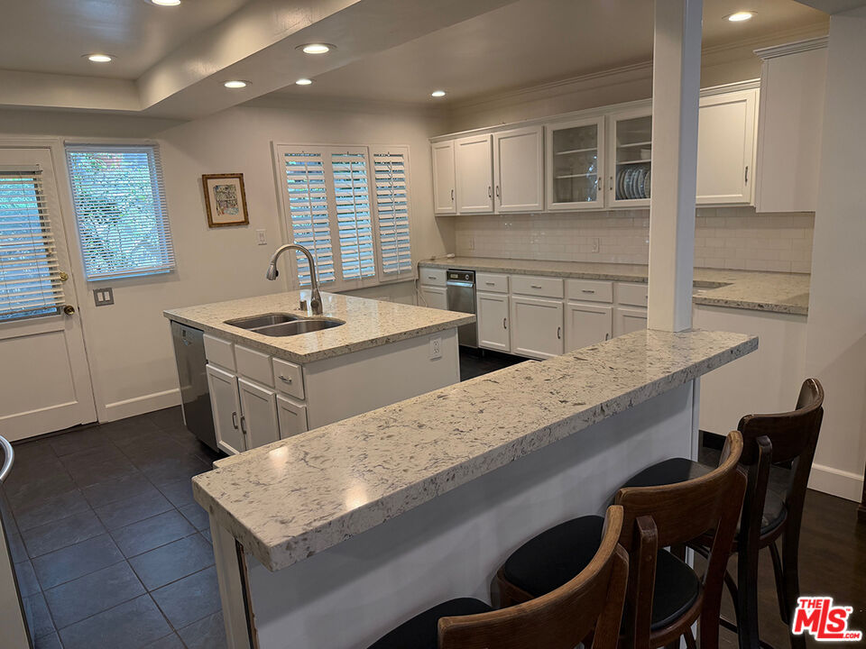8727 Shoreham Dr Unit: 2