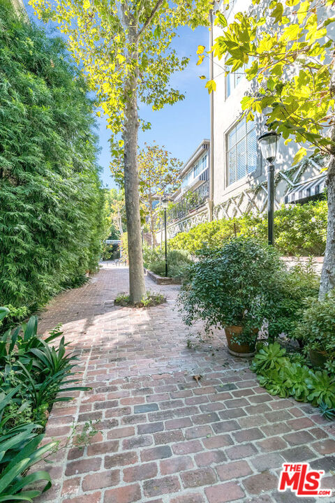 8727 Shoreham Dr Unit: 2