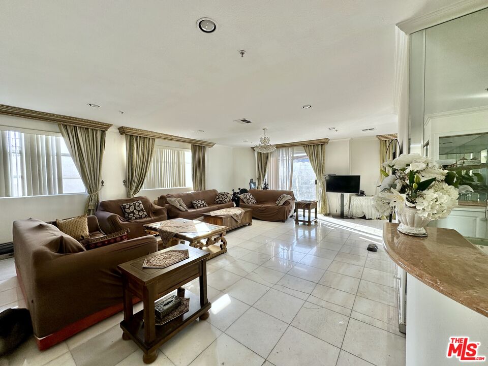 1132 S SHENANDOAH ST Unit: PH