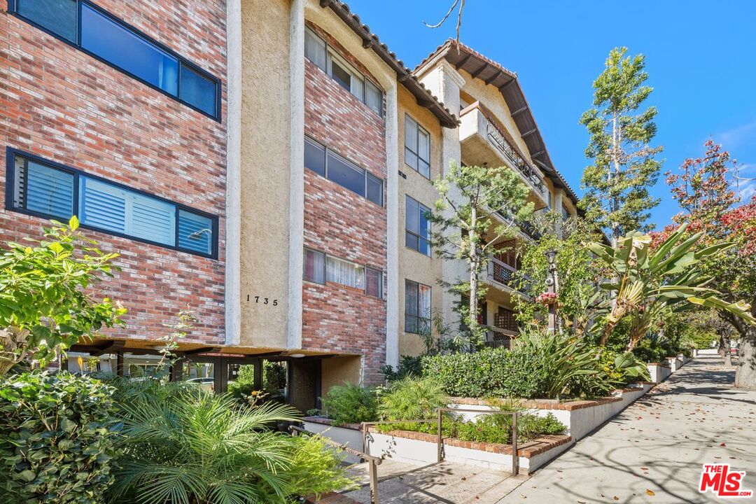 1735 N Fuller Ave Unit: 121