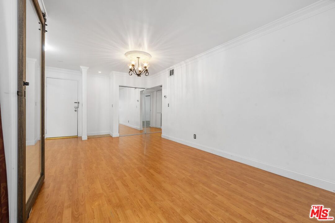 1735 N Fuller Ave Unit: 121