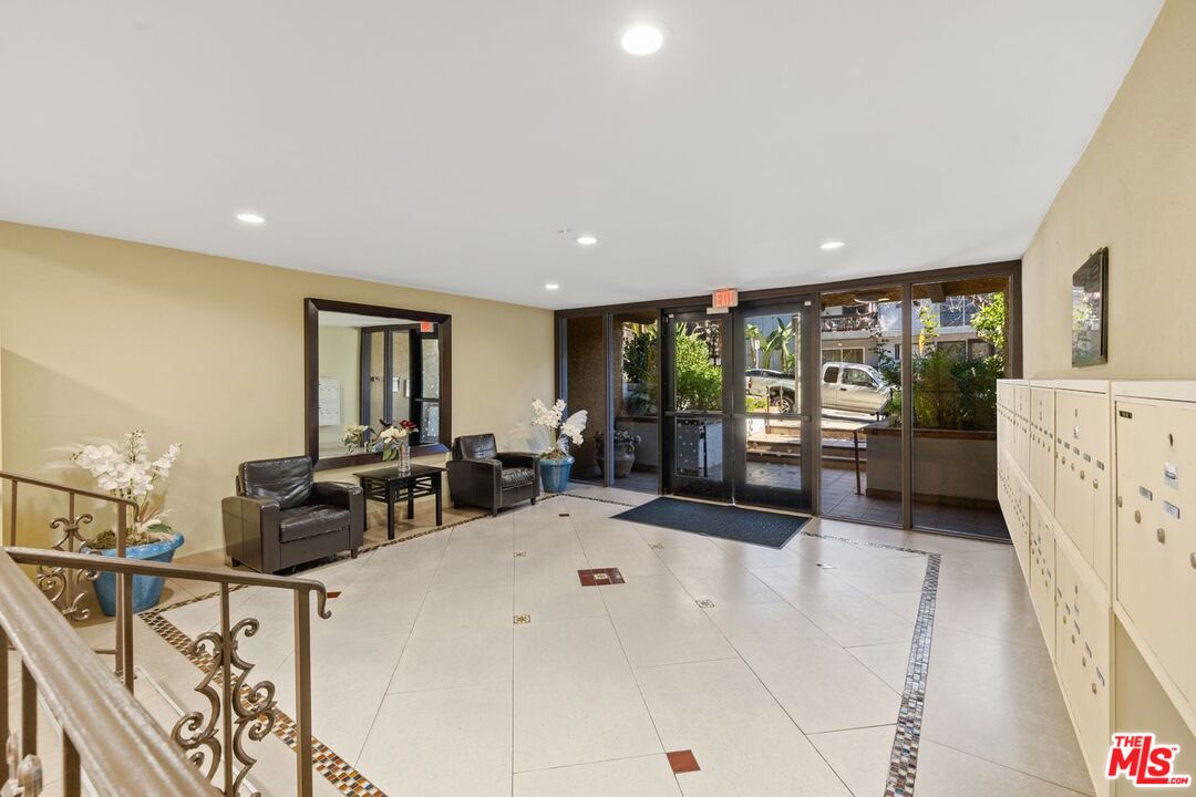 1735 N Fuller Ave Unit: 121