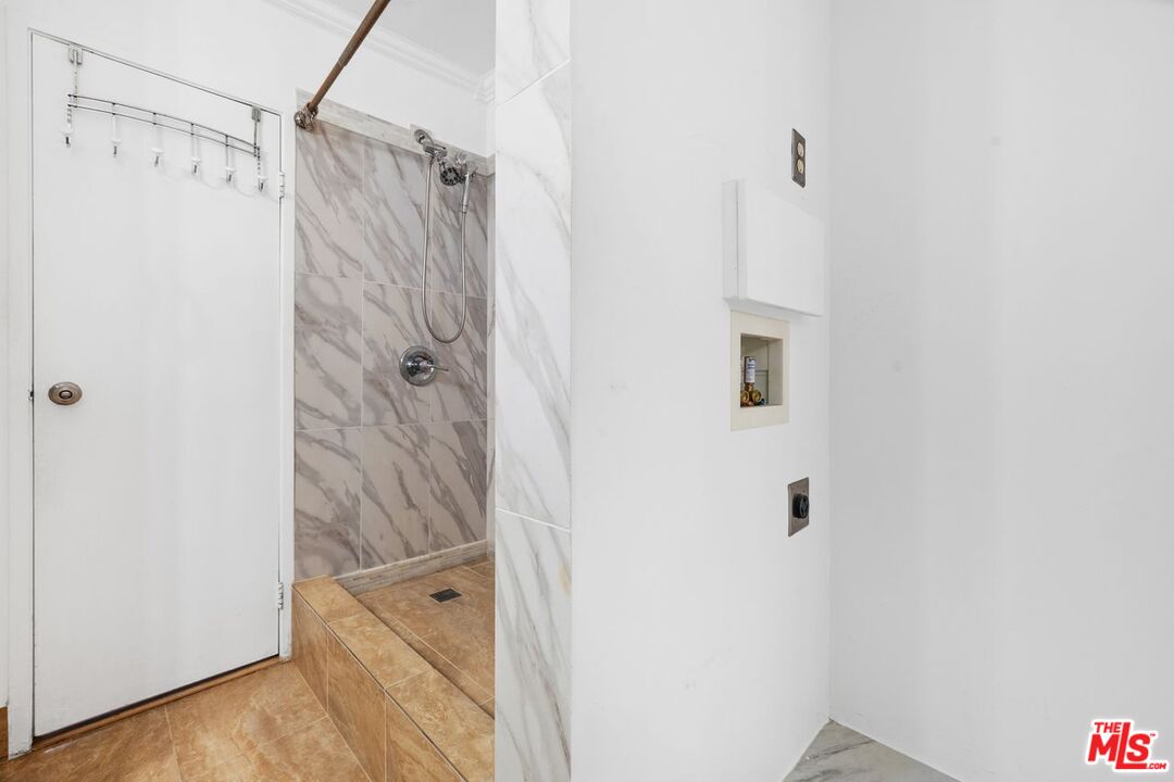 1735 N Fuller Ave Unit: 121