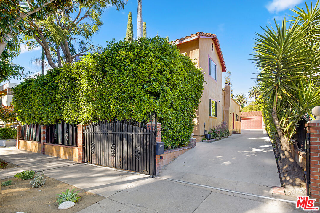 7621 Norton Ave