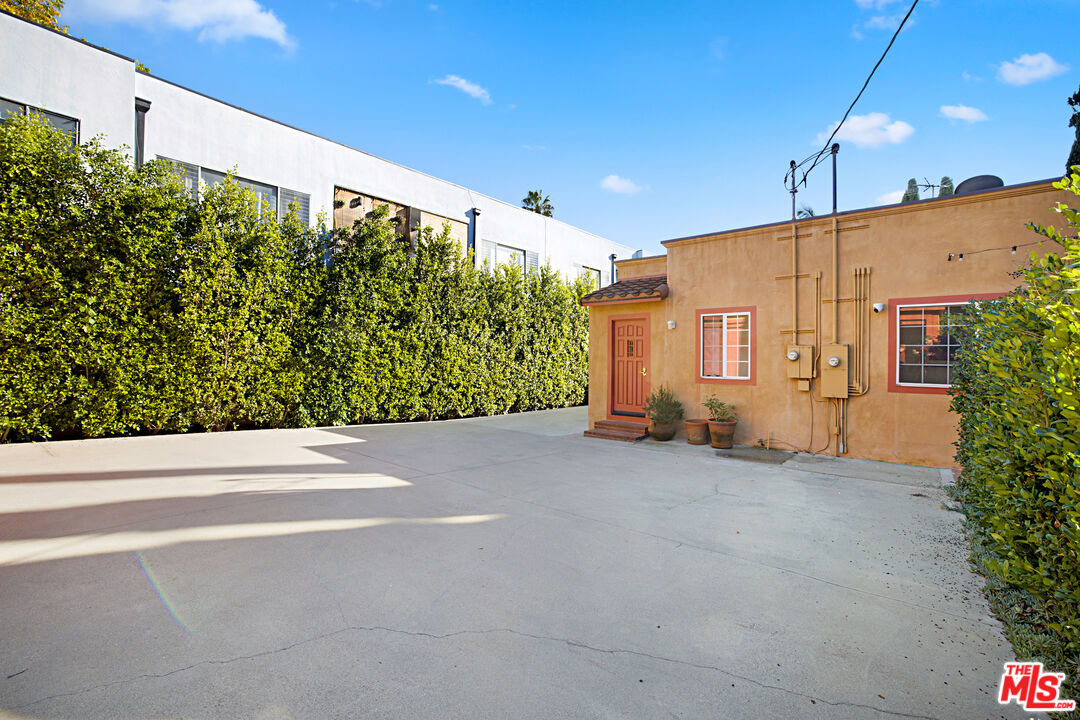 7621 Norton Ave