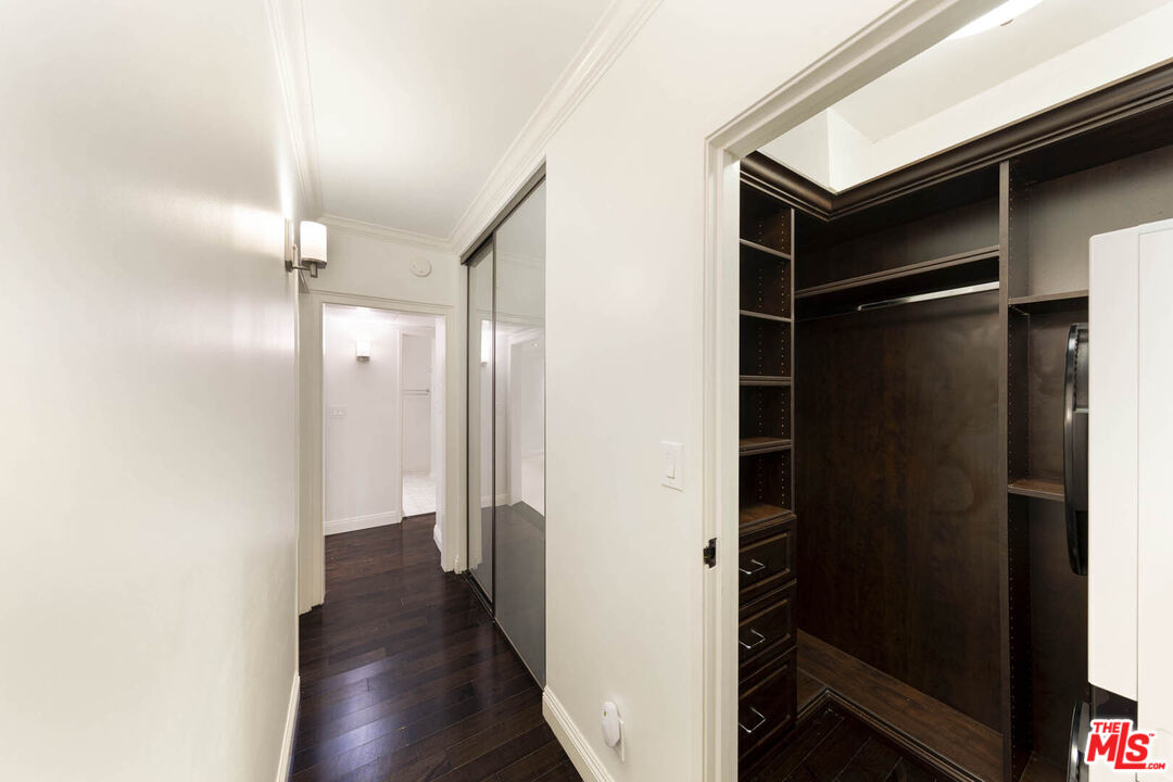 1131 Alta Loma Rd Unit: 131