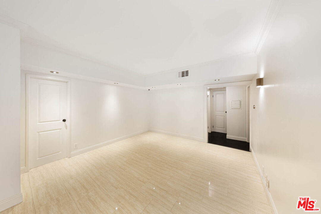 1131 Alta Loma Rd Unit: 131