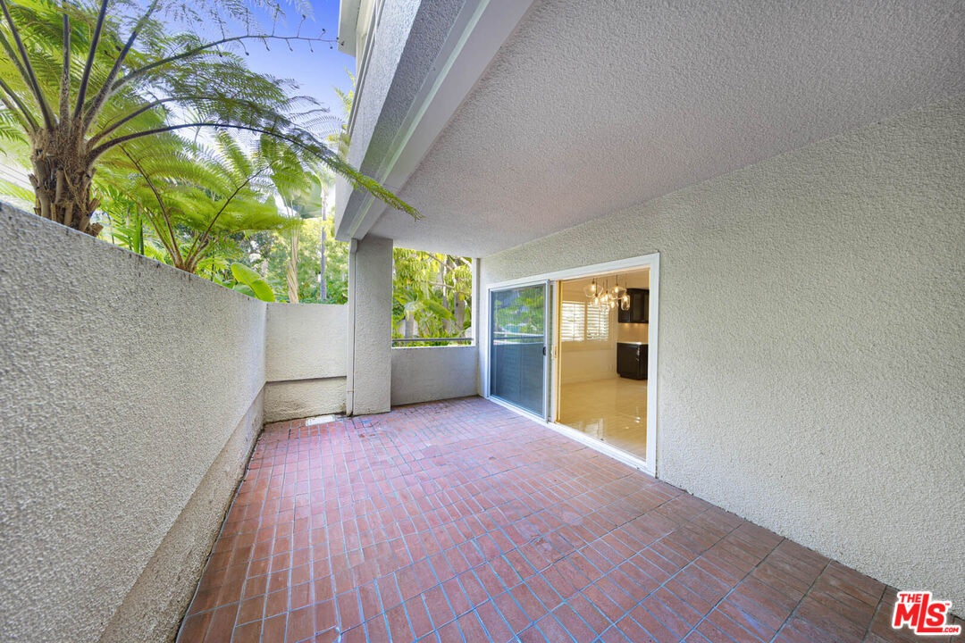 1131 Alta Loma Rd Unit: 131