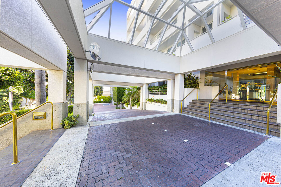 1131 Alta Loma Rd Unit: 131