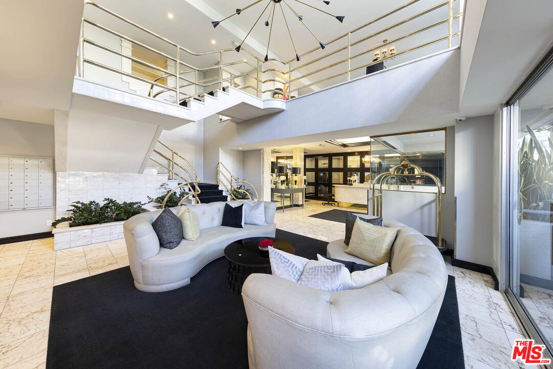 1131 Alta Loma Rd Unit: 131