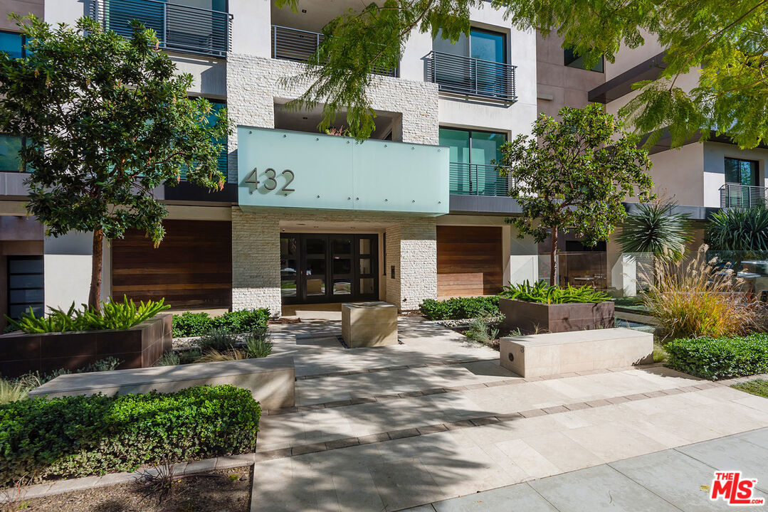 432 N OAKHURST DR Unit: 306