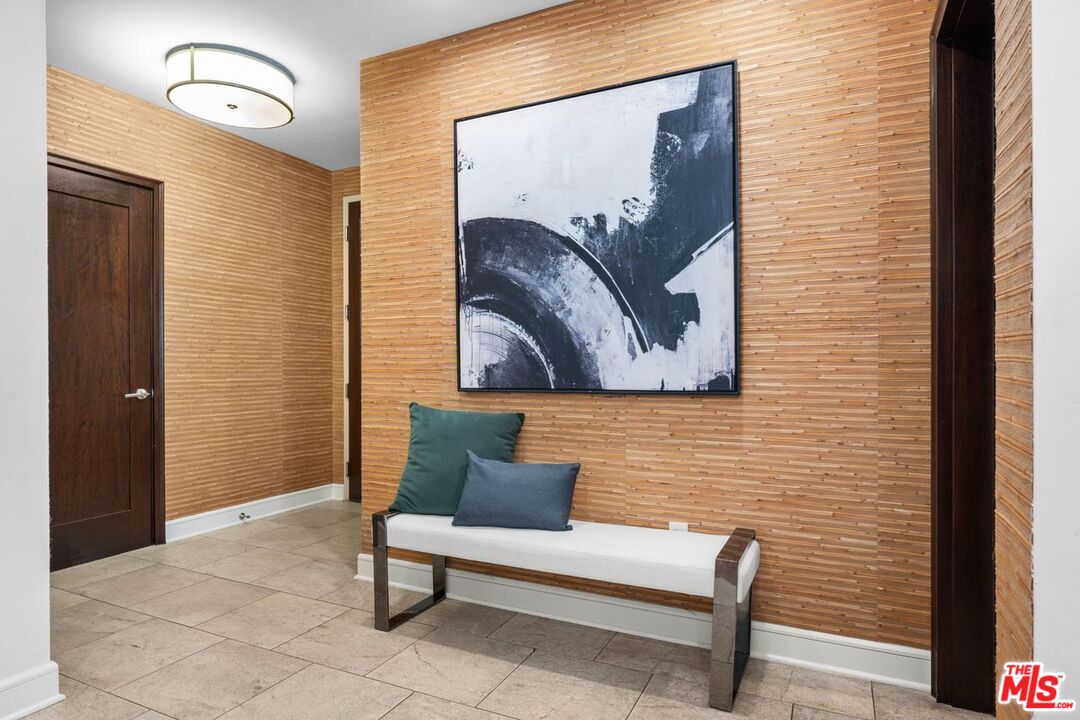 447 N Doheny Dr Unit: 102