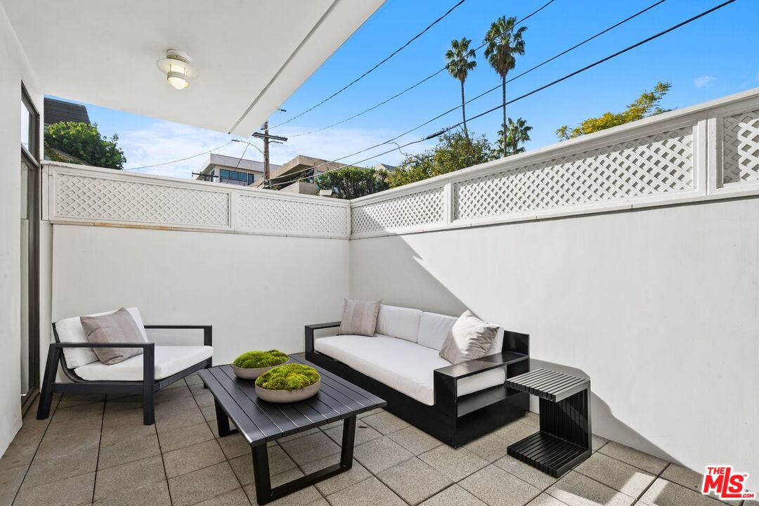 447 N Doheny Dr Unit: 102