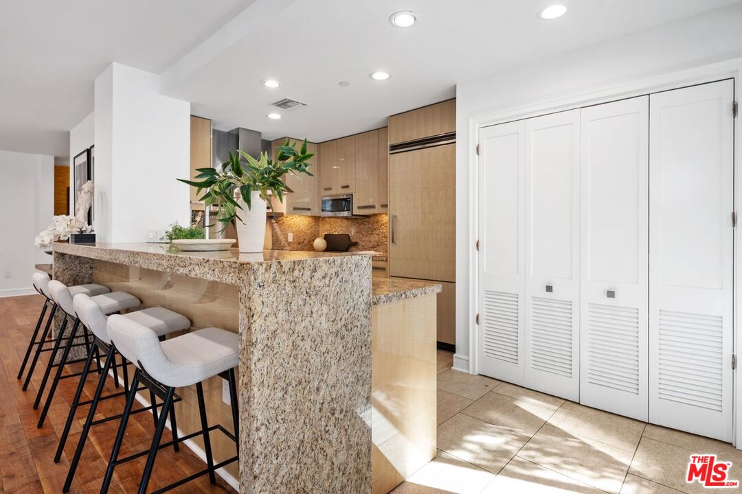 447 N Doheny Dr Unit: 102