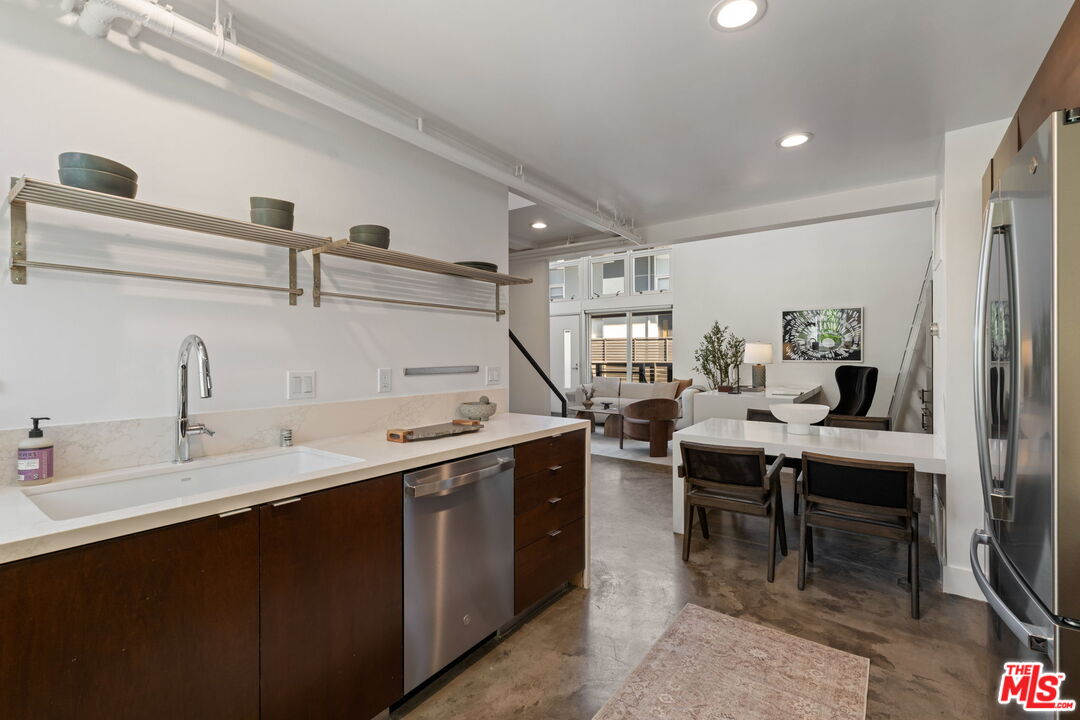 1037 N Laurel Ave Unit: 14