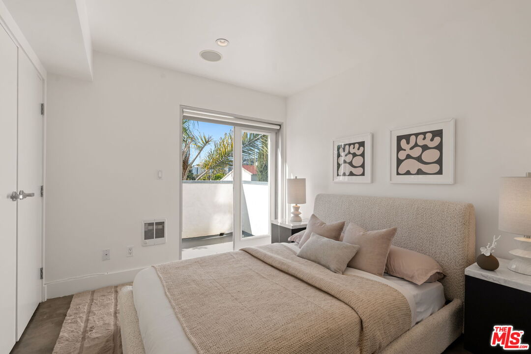 1037 N Laurel Ave Unit: 14