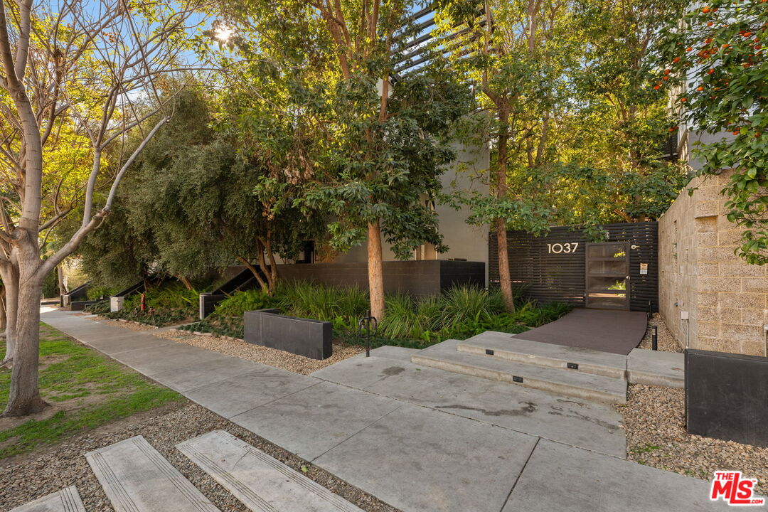 1037 N Laurel Ave Unit: 14