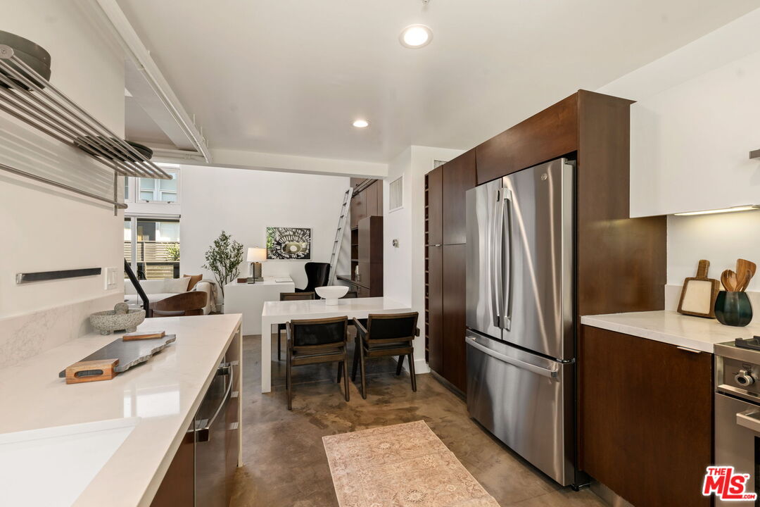 1037 N Laurel Ave Unit: 14