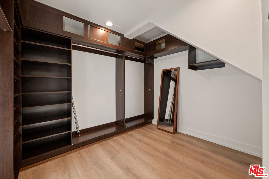 1037 N Laurel Ave Unit: 14