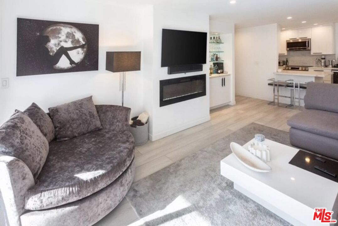 8535 W West Knoll Dr Unit: 212