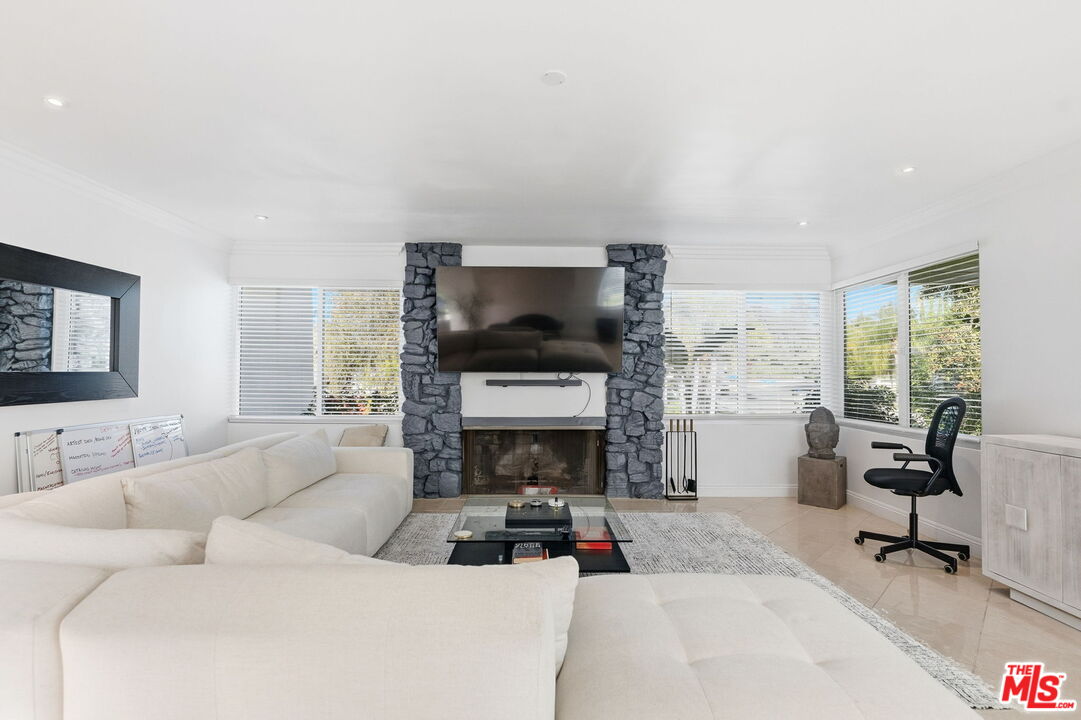 18202 Lake Encino Dr