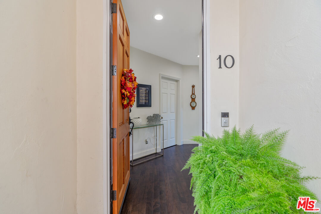 640 N Sweetzer Ave Unit: 10