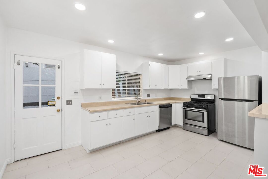 934 N La Jolla Ave