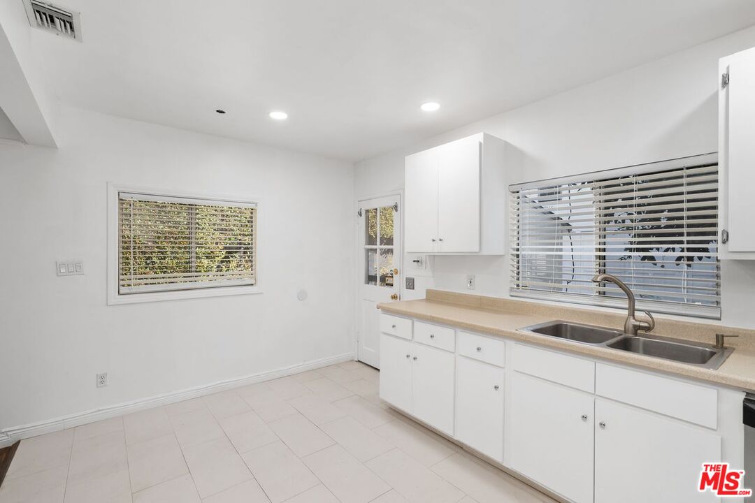 934 N La Jolla Ave