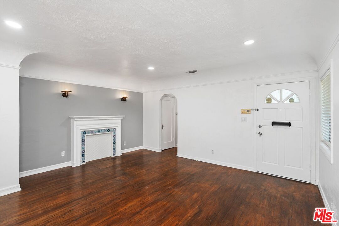 934 N La Jolla Ave