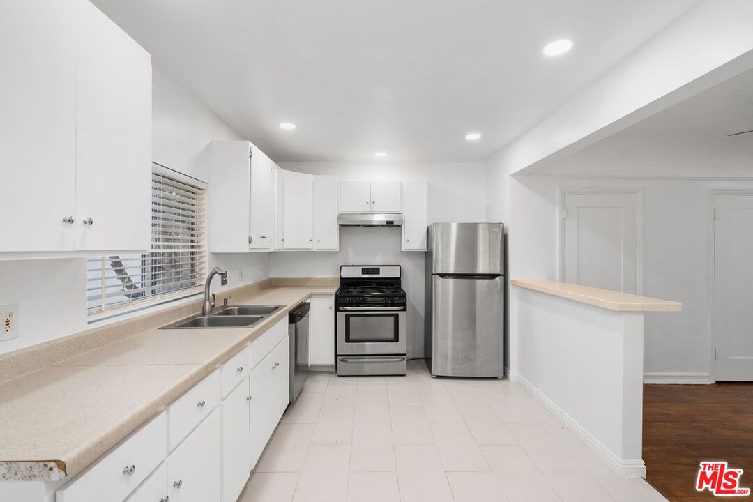 934 N La Jolla Ave