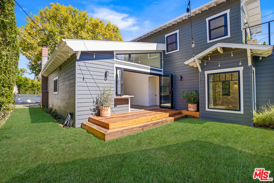 1203 N Poinsettia Pl