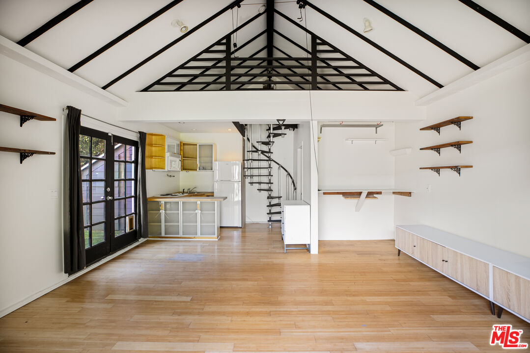 1203 N Poinsettia Pl