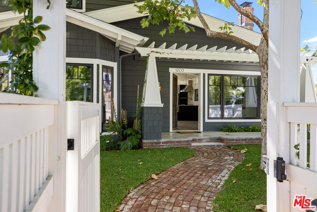 1203 N Poinsettia Pl