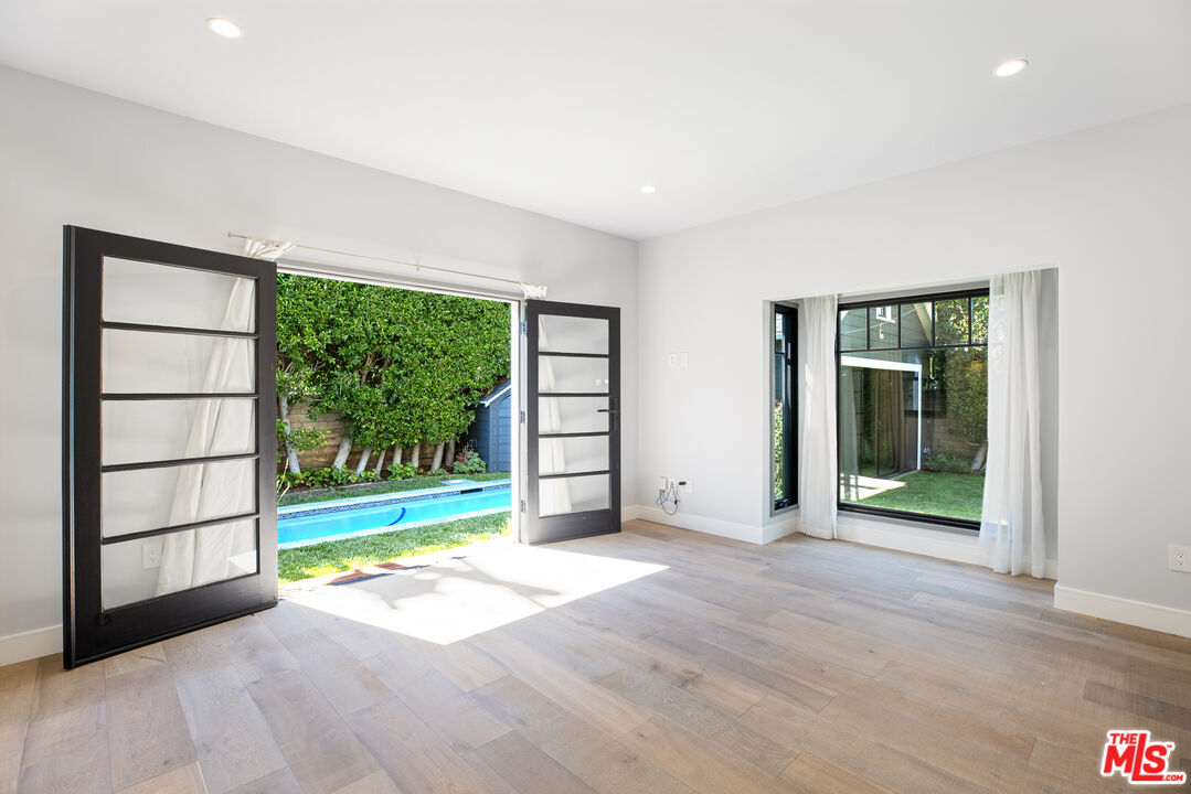 1203 N Poinsettia Pl