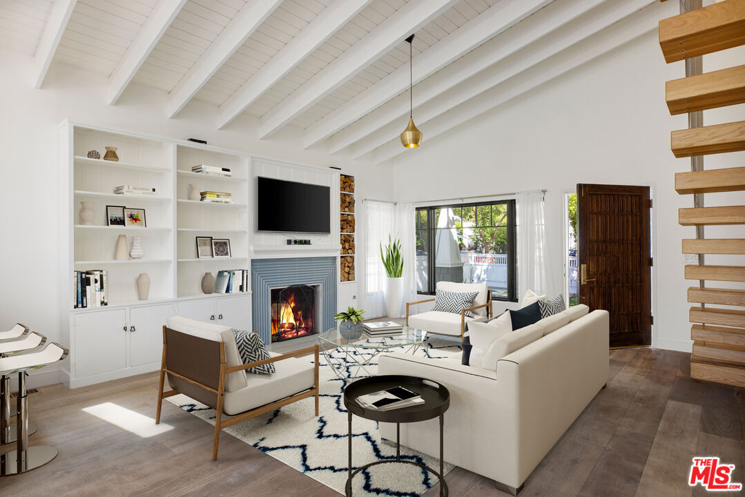 1203 N Poinsettia Pl