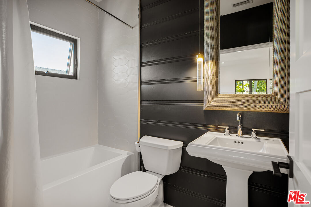 1203 N Poinsettia Pl