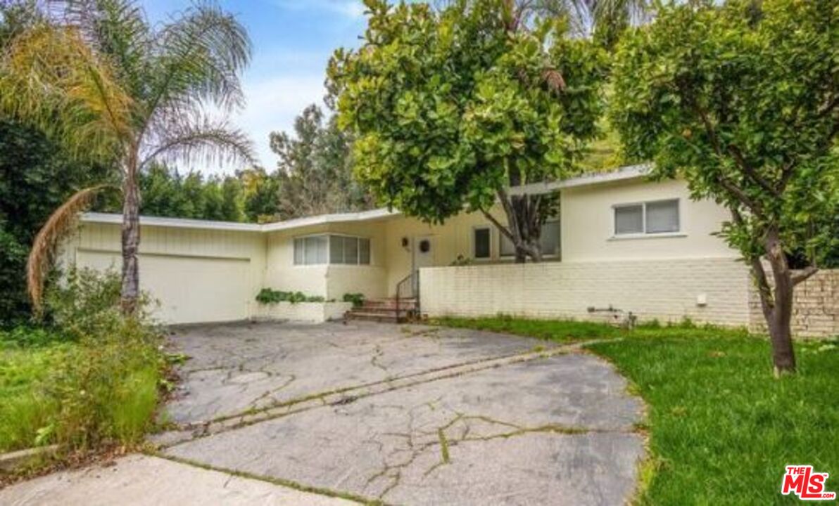 1555 San Ysidro Dr