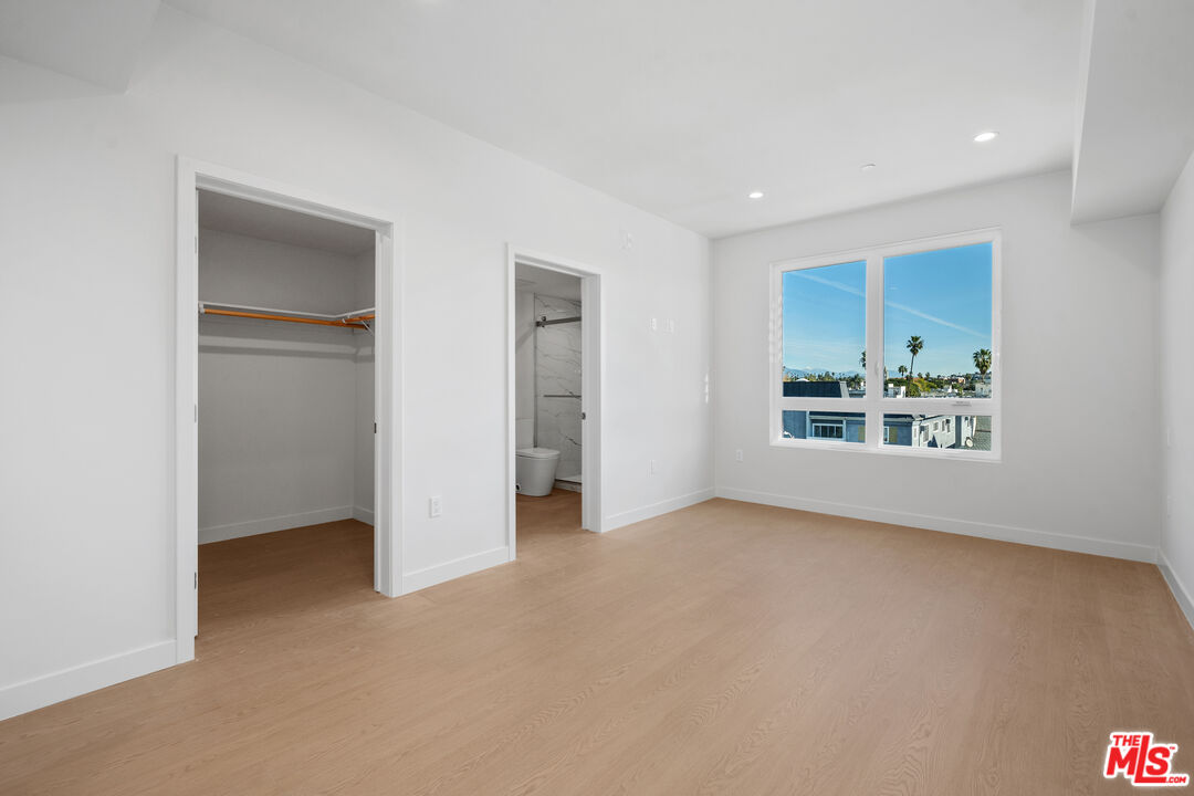 1717 Winona Blvd Unit: 404