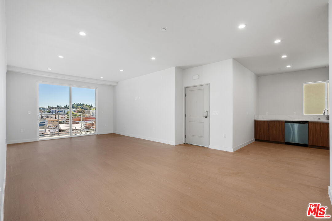 1717 Winona Blvd Unit: 404