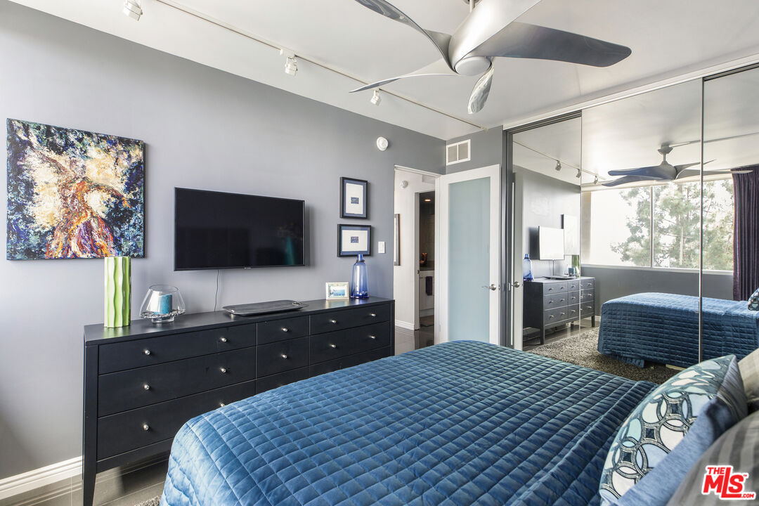 4455 Los Feliz Blvd Unit: 907