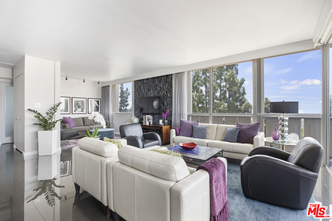 4455 Los Feliz Blvd Unit: 907