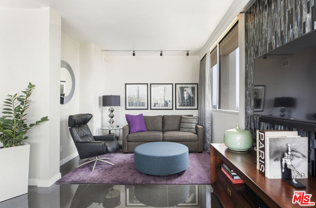 4455 Los Feliz Blvd Unit: 907