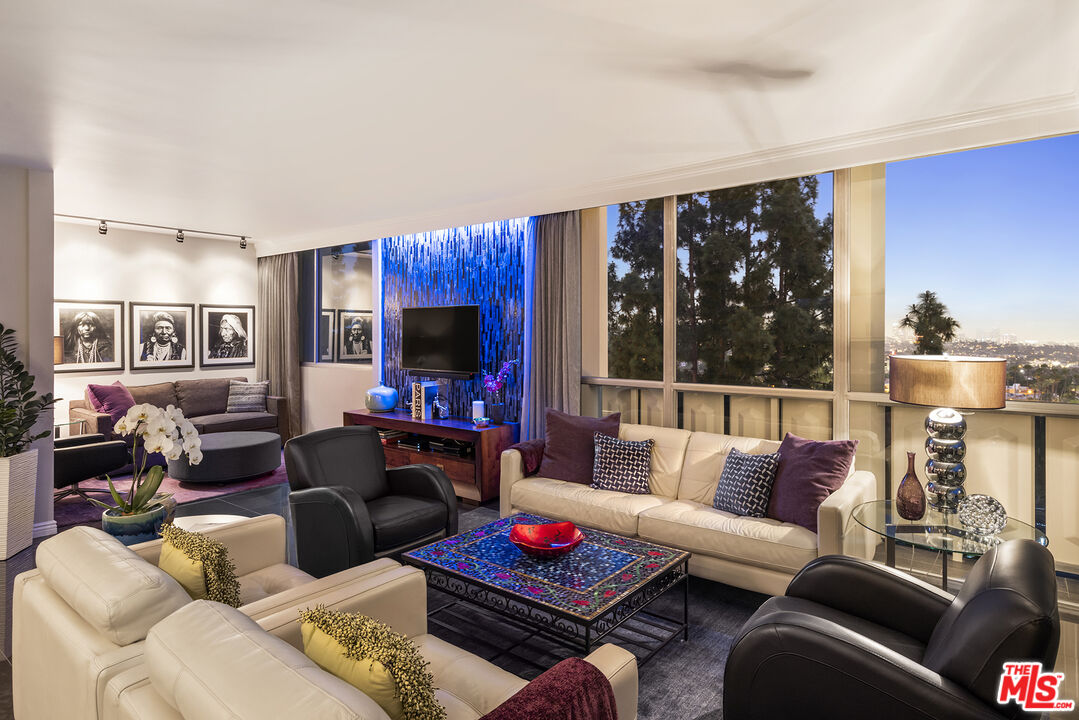 4455 Los Feliz Blvd Unit: 907