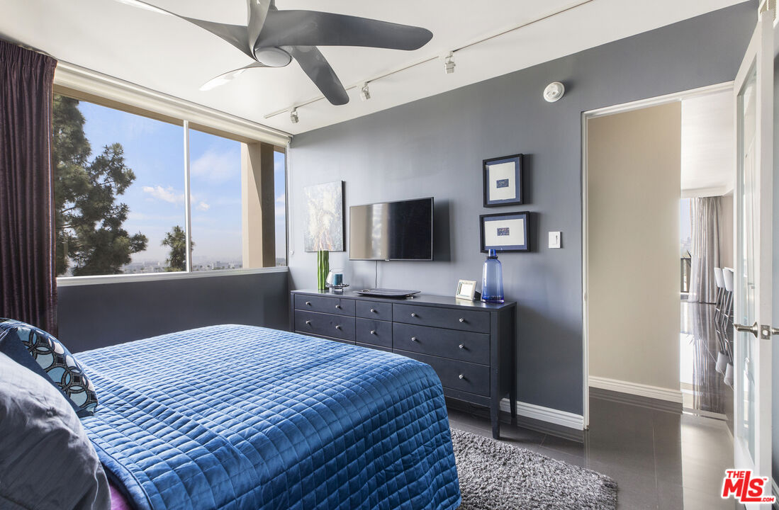 4455 Los Feliz Blvd Unit: 907