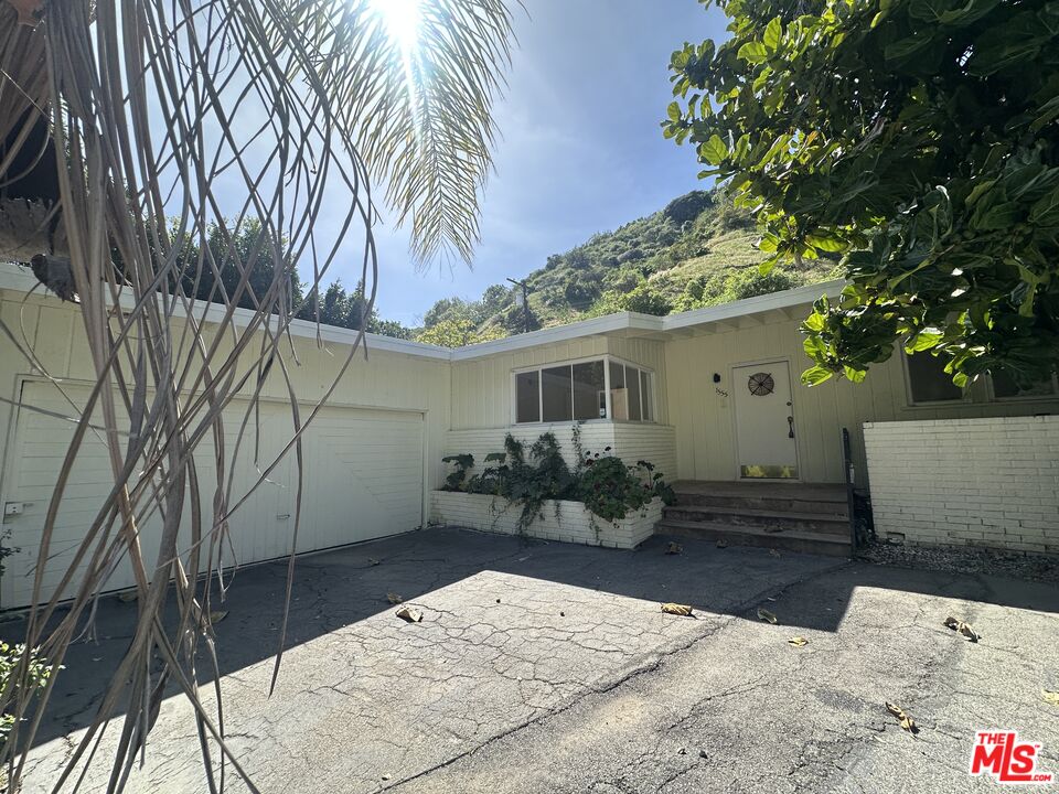 1555 San Ysidro Dr