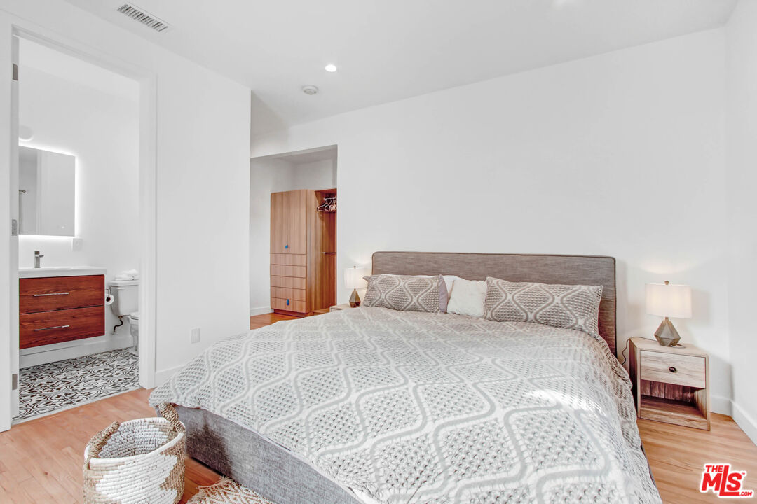 434 N Ogden Dr Unit: 434 1/2