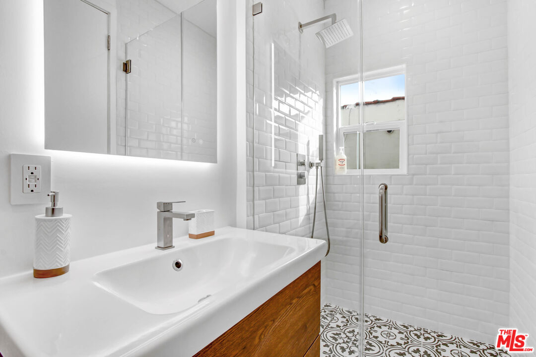 434 N Ogden Dr Unit: 434 1/2